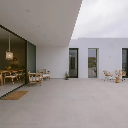 Lemon Hill / Landmark Hosting Finikúnda