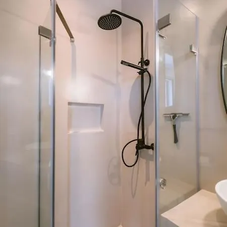 Lemon Hill / Landmark Hosting * Finikúnda