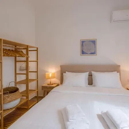 Lemon Hill / Landmark Hosting Foinikounda