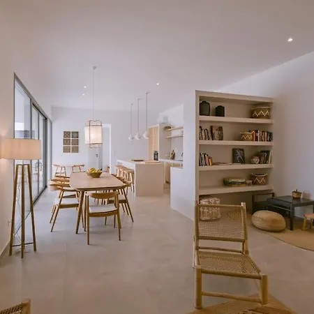 Lemon Hill / Landmark Hosting Finikúnda