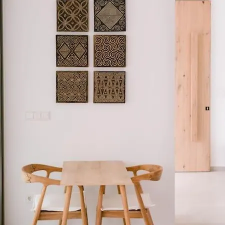 Lemon Hill / Landmark Hosting Foinikounda