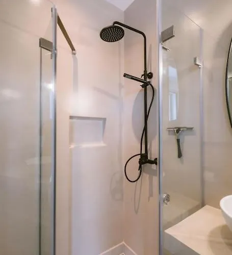 Lemon Hill / Landmark Hosting * Finikounta