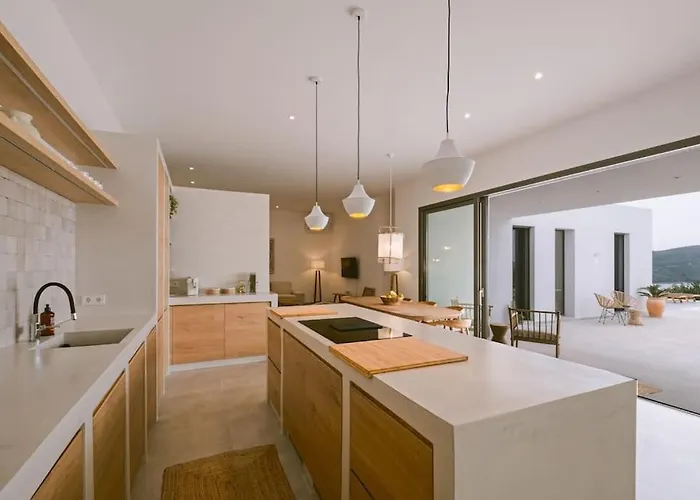 Lemon Hill / Landmark Hosting Villa Finikounta