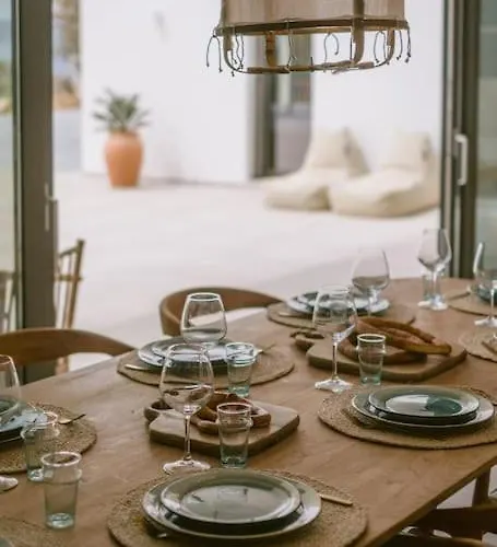 Lemon Hill / Landmark Hosting Finikounta